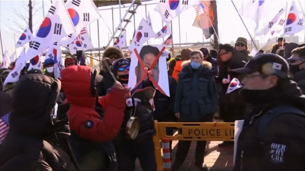 兩韓冰球聯隊熱身賽場外有支持及反對民眾集會