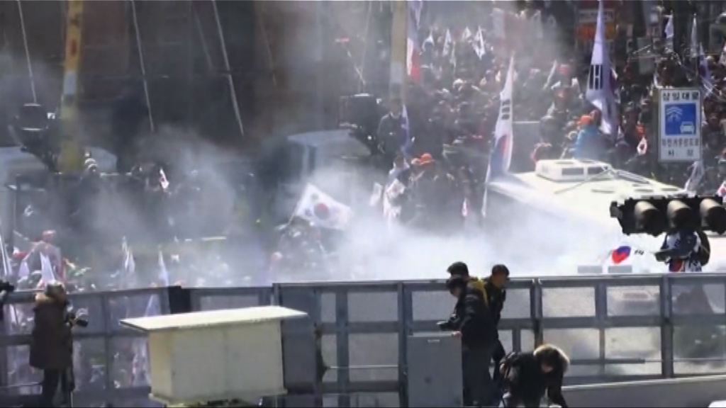 朴槿惠彈劾下台　支持者法院外與警衝突兩死