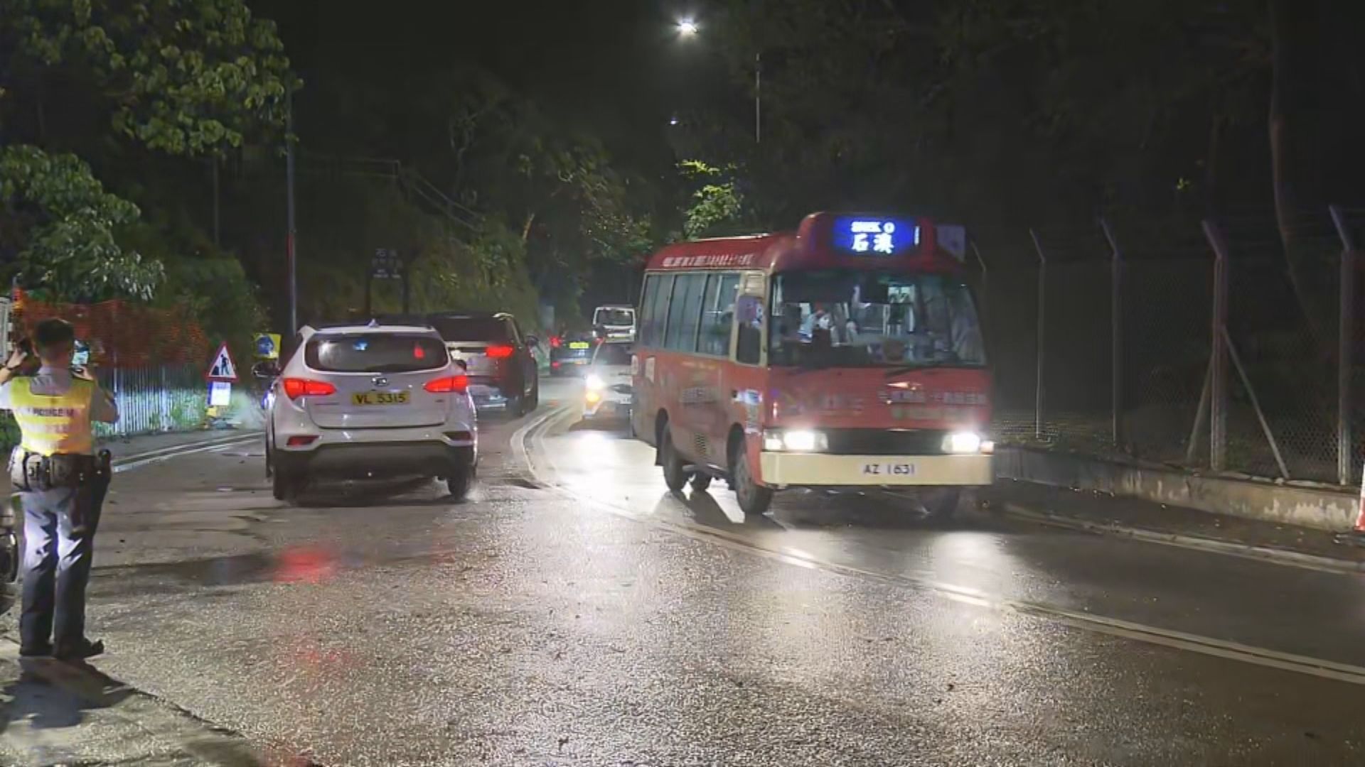 【石澳道路陷】爛泥灣路段重開一條行車線供輕型車輛使用