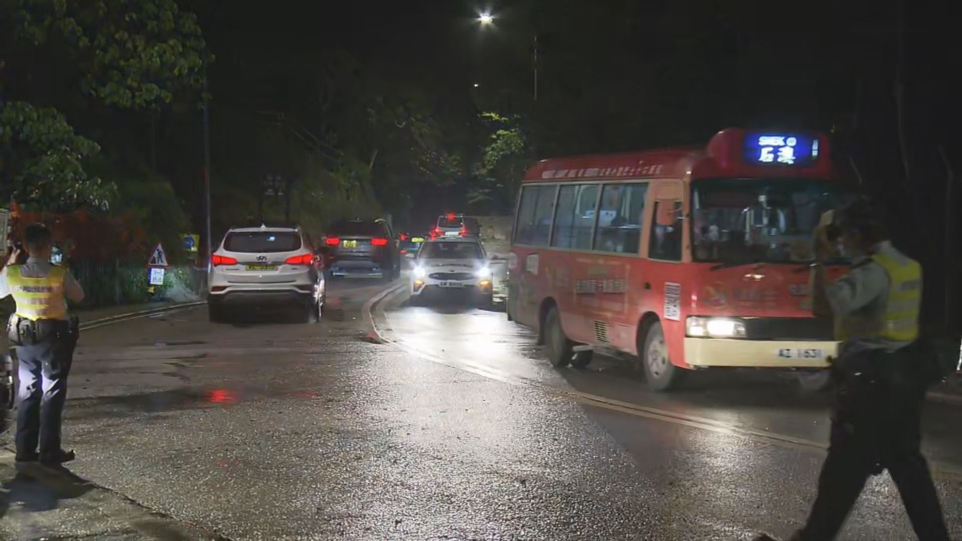【石澳道路陷】爛泥灣路段重開一條行車線供輕型車輛使用