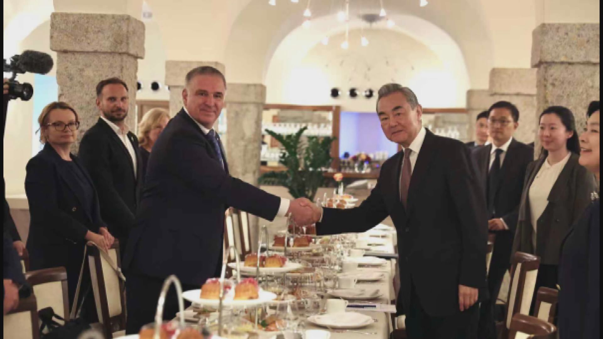 王毅繼續訪歐行程　會見斯洛文尼亞國民委員會主席洛特里奇