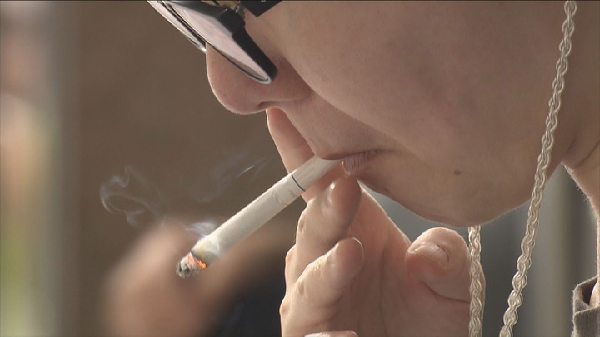 控煙十招｜政府建議擴大禁煙範圍　輪候交通工具亦禁煙