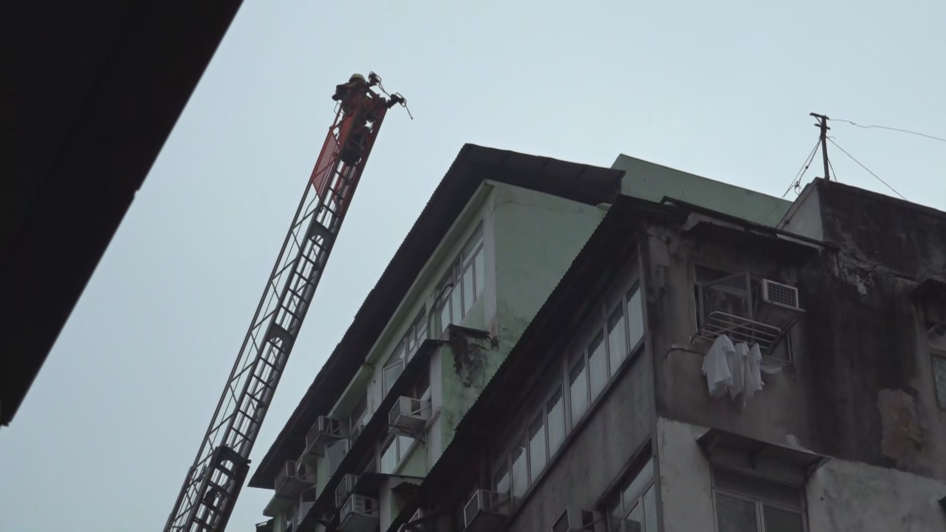 旺角住宅單位發生火警　兩人疑吸入濃煙不適送院