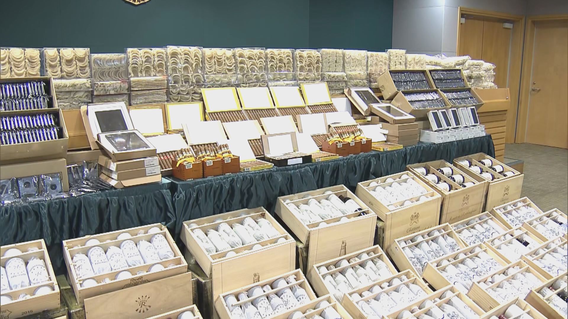 海關周五凌晨在東涌檢獲總值逾千萬走私貨