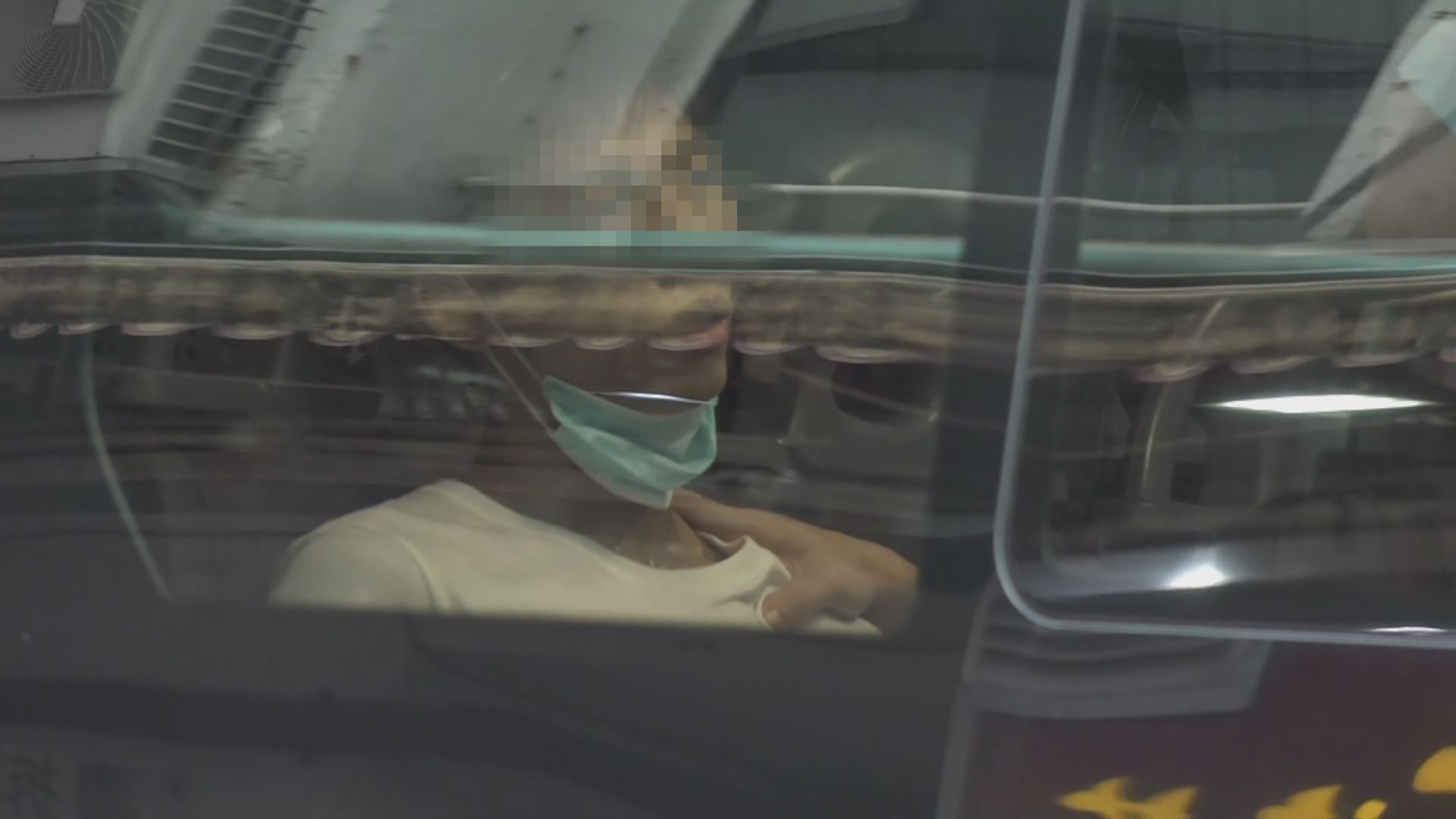 劫匪闖長沙灣金行搶金鏈 被職員截獲就擒