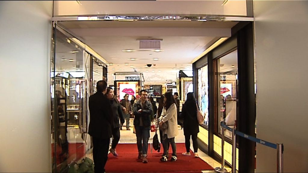 崇光百貨玻璃門塌下壓傷一男子