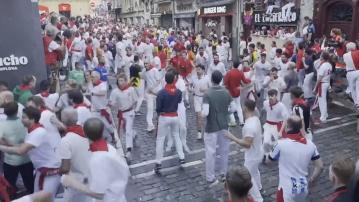 西班牙舉行傳統活動奔牛節　吸引大批遊客感受熱鬧氣氛