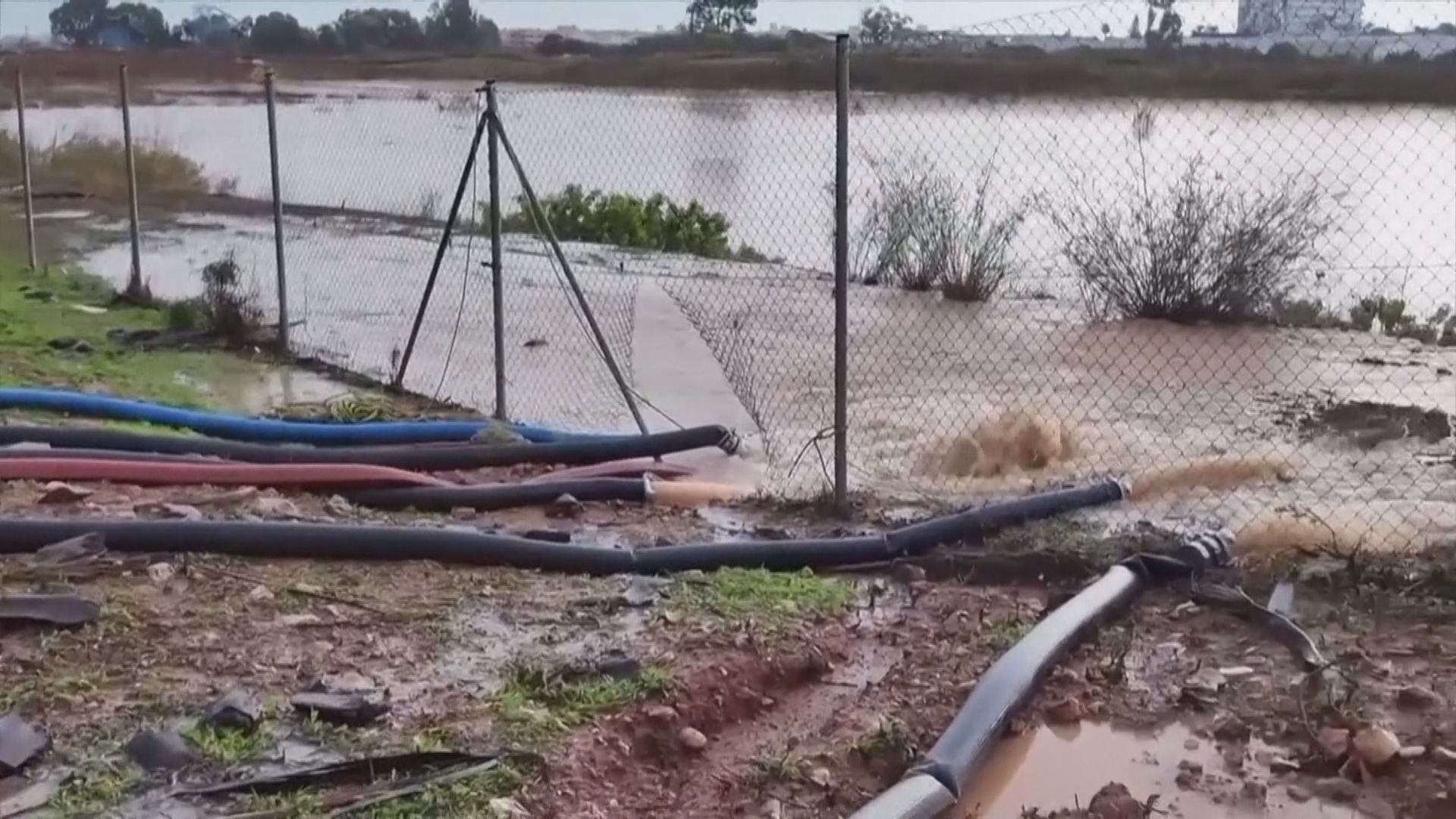西班牙加泰羅尼亞暴雨成災　汽車被困水中