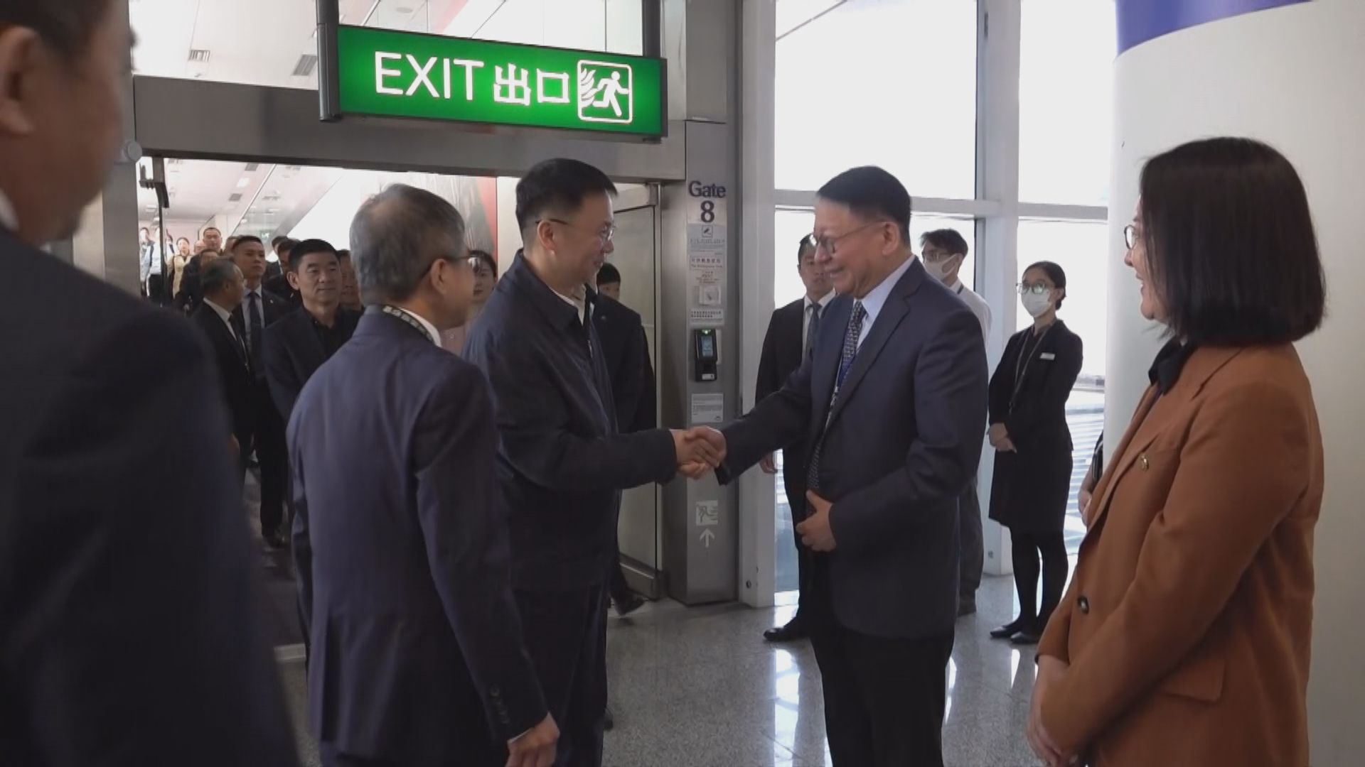 四名神舟航天員訪港 逾百學生機場列隊歡迎