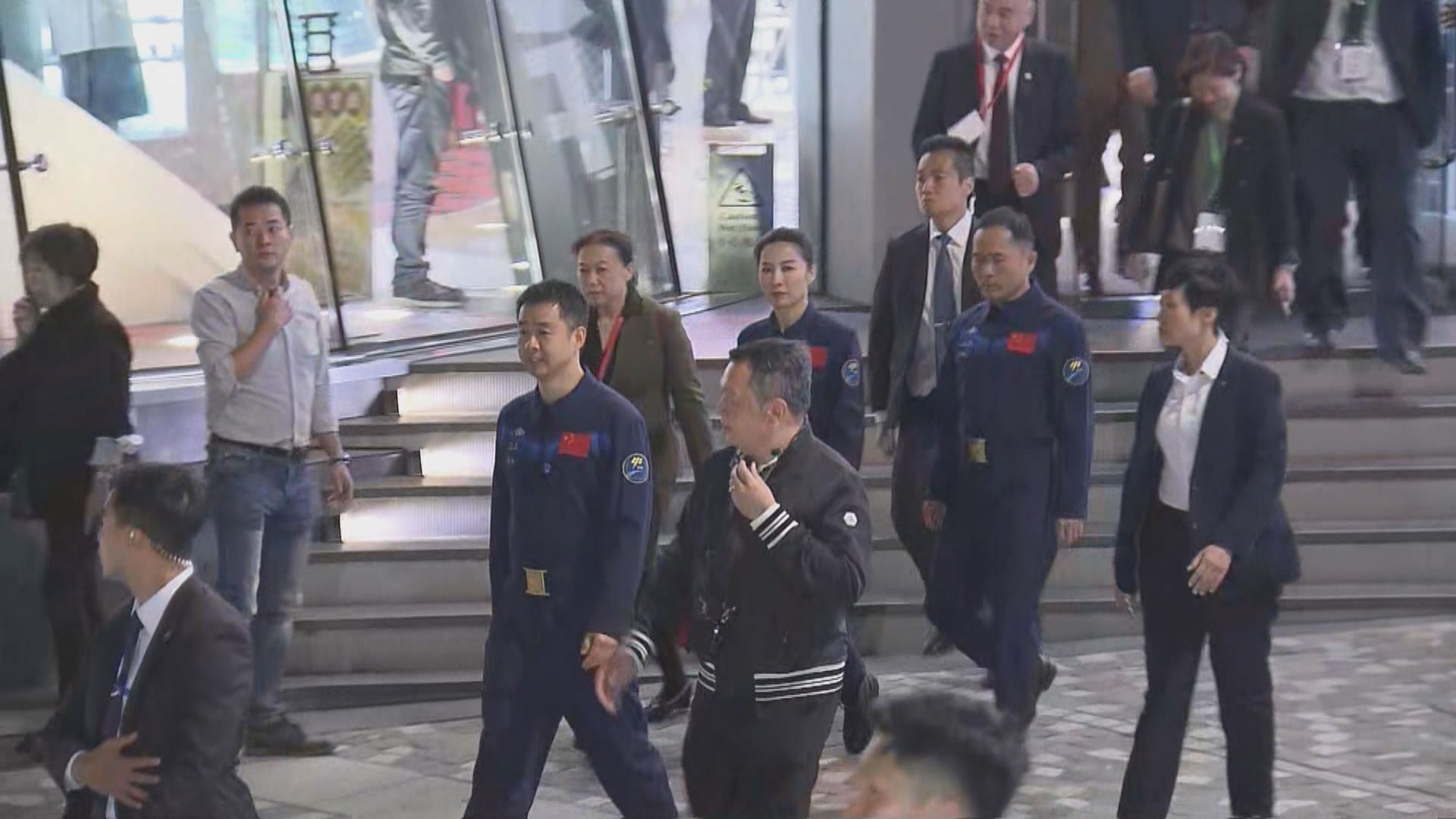 航天代表團到山頂賞香港夜景