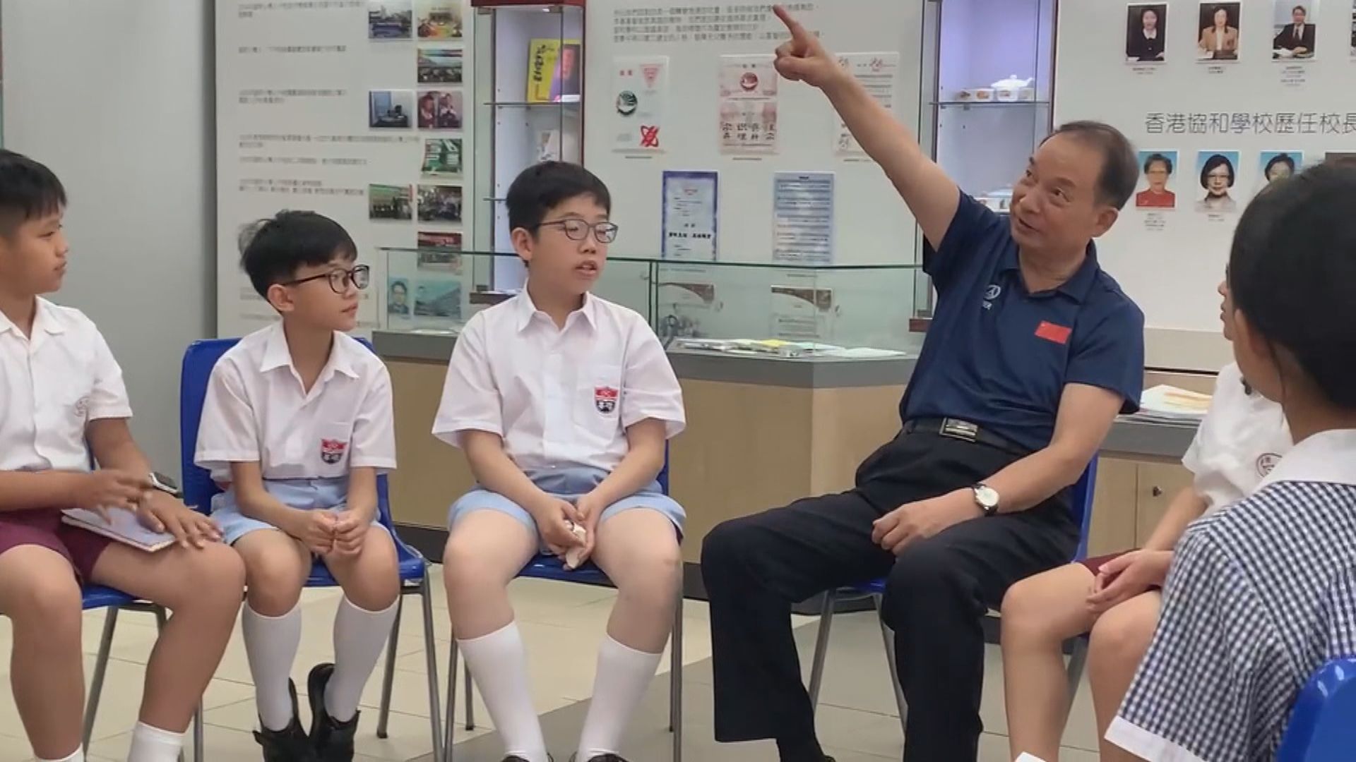 解放軍航天員大隊首任大隊長申行運訪長沙灣小學　與學生交流