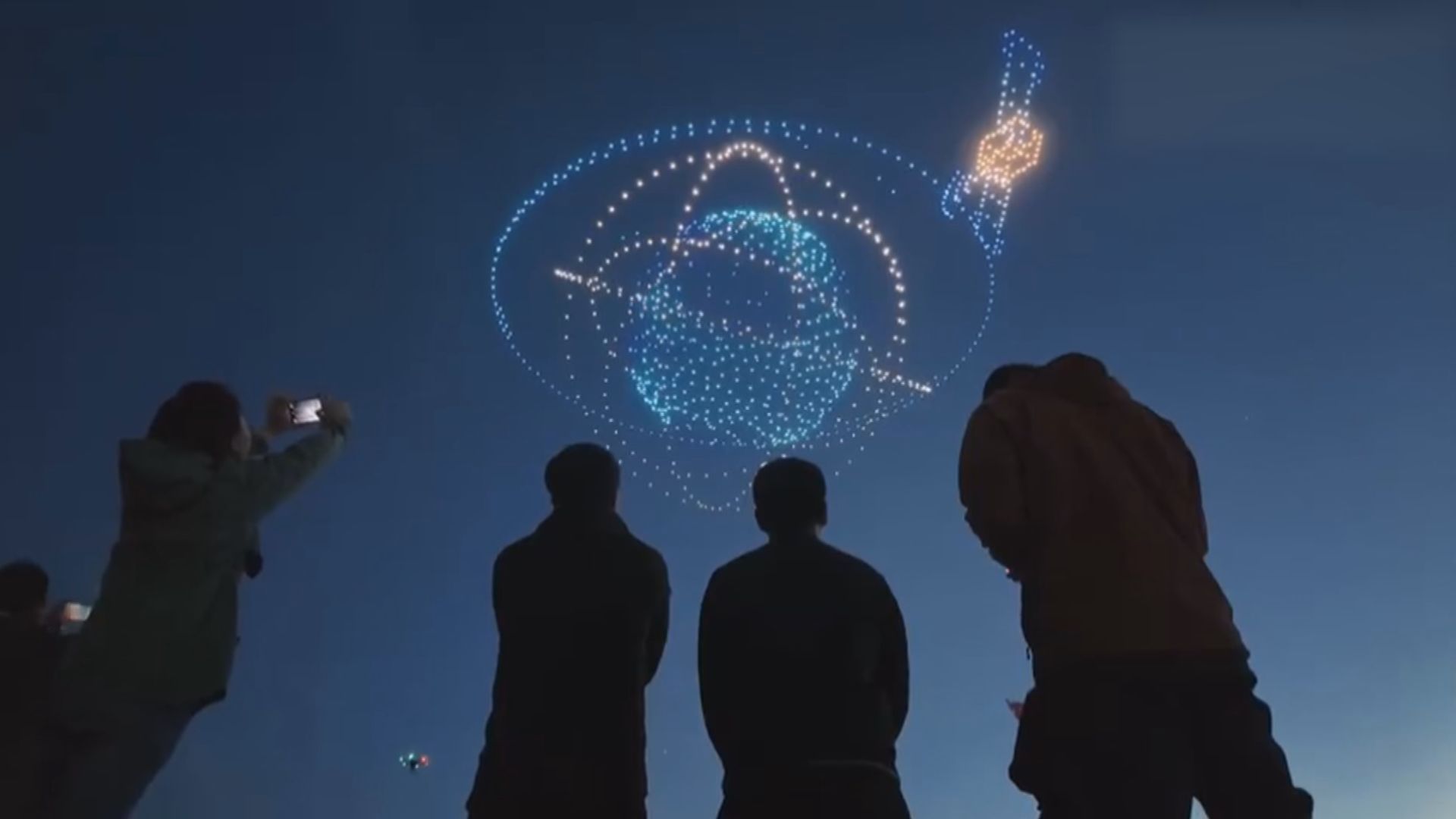 千架無人機在酒泉衛星發射中心上演燈光秀
