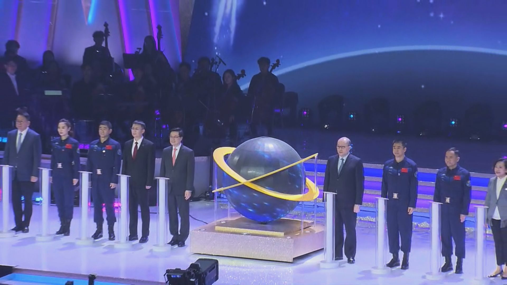 航天代表團出席紅館大匯演 早上又到學校交流