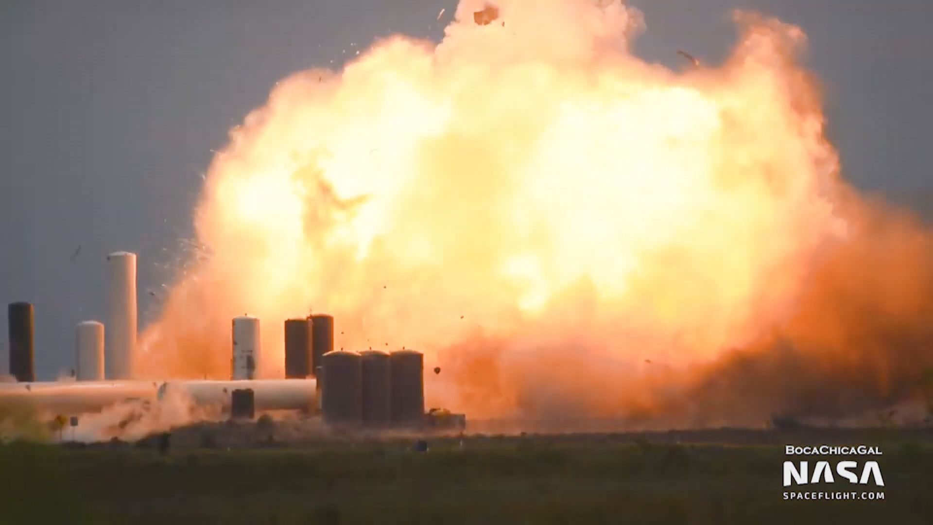 SpaceX新型星艦火箭原型測試時爆炸