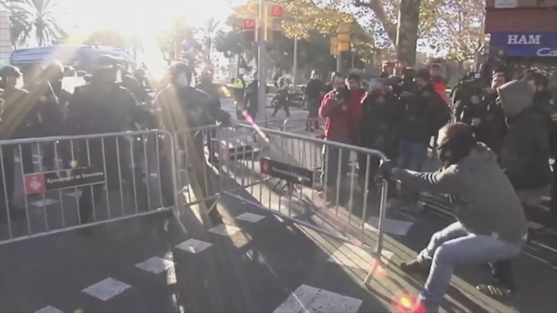 西班牙政府到巴塞羅那開會觸示威