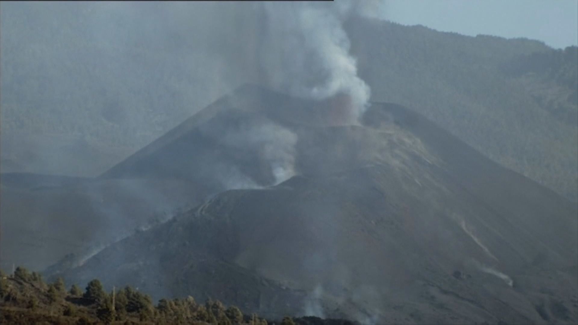 西班牙拉帕爾馬島火山口持續噴發