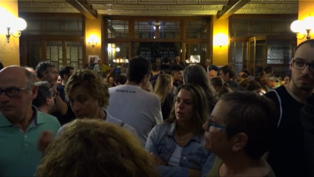 加泰羅尼亞民眾在票站外等候投票