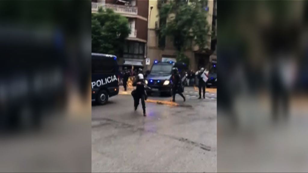 加泰羅尼亞公投釀衡突　有警員以橡膠子彈控制場面