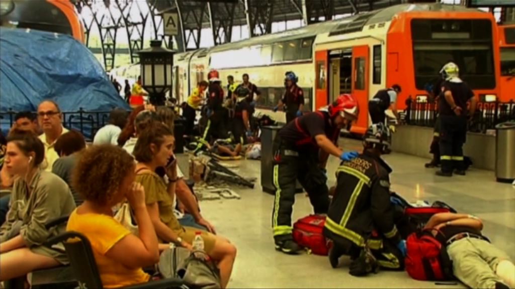 西班牙火車入站時撞月台緩衝區