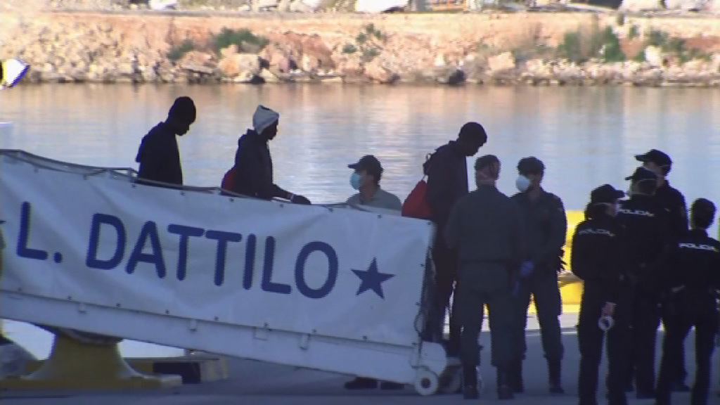 載了首批難民救援船抵西班牙