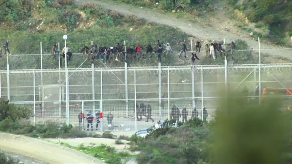 逾千難民企圖闖西班牙北非屬地　逾50人傷