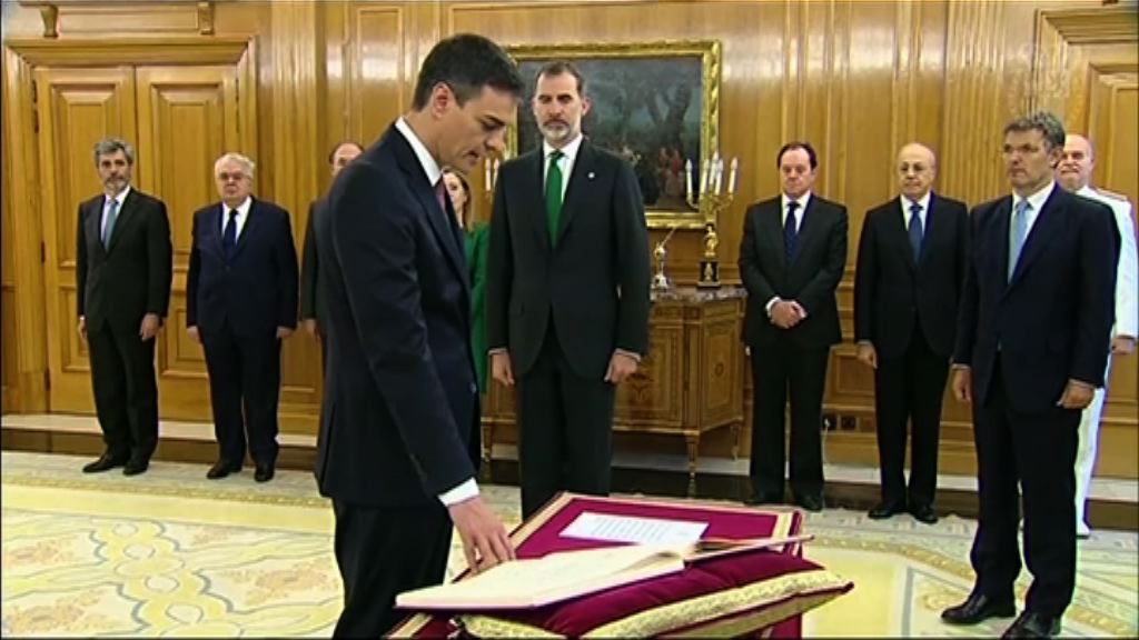西班牙新首相桑切斯宣誓就任 