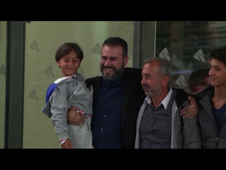 難民穆赫辛一家三口抵西班牙