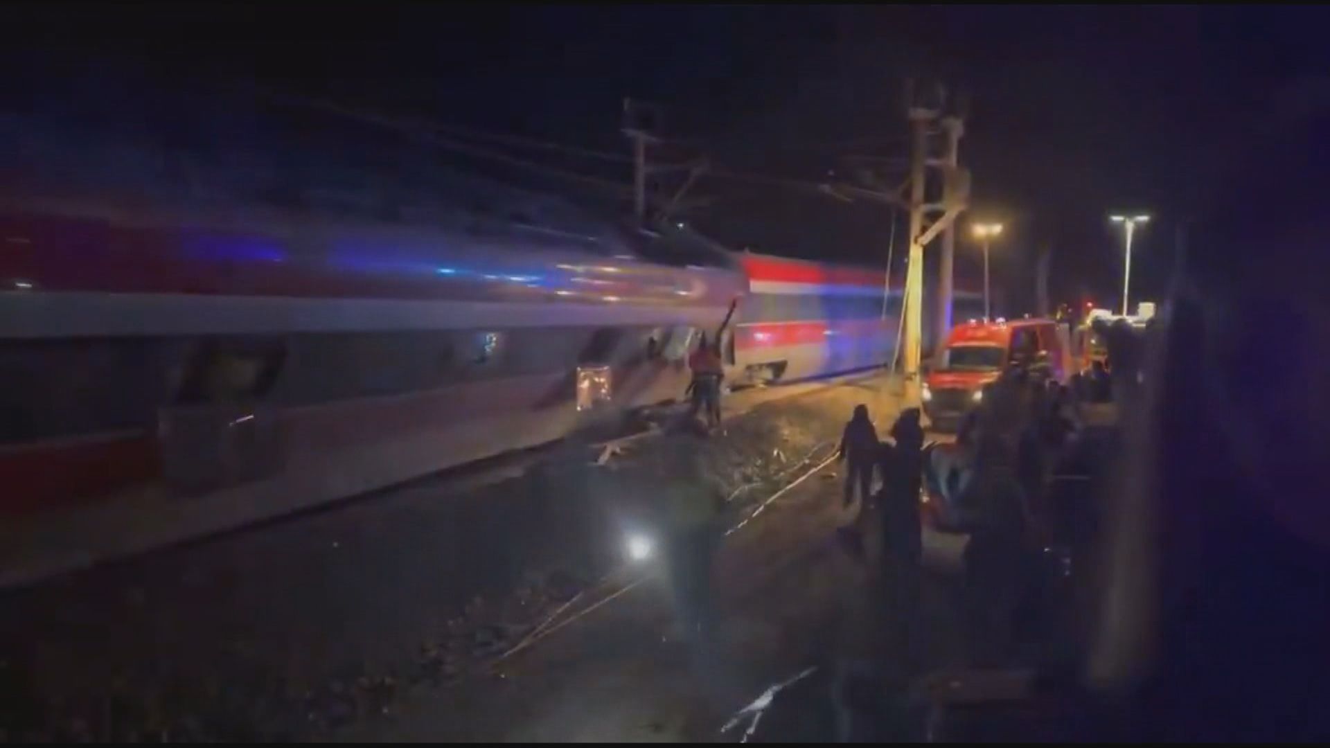 西班牙南部一列高鐵出軌後與另一列車相撞　至少21死、逾百傷