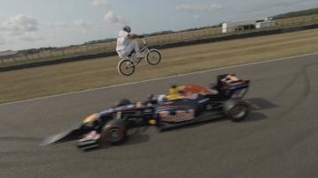 蘇格蘭BMX車手凱爾飛越F1賽車