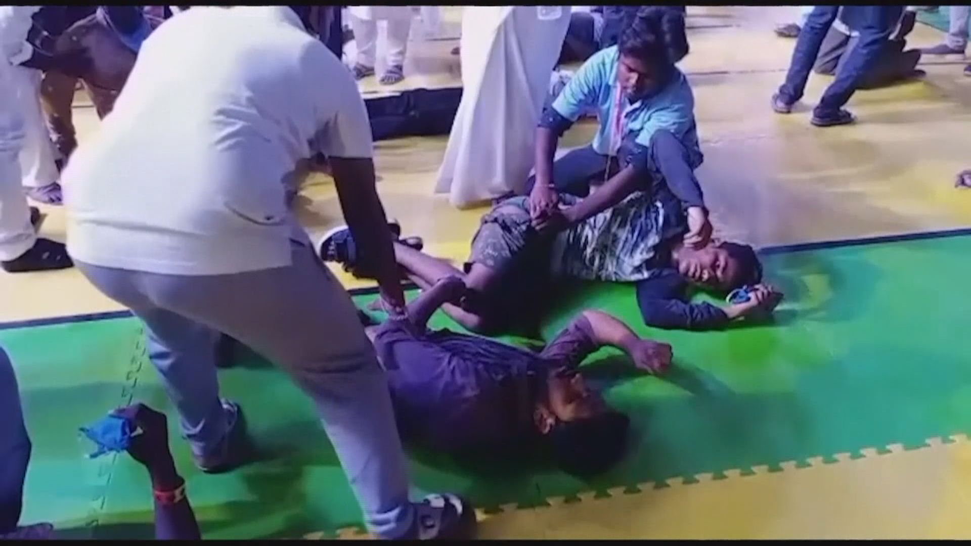 印度卡巴迪比賽看台倒塌　過百人傷