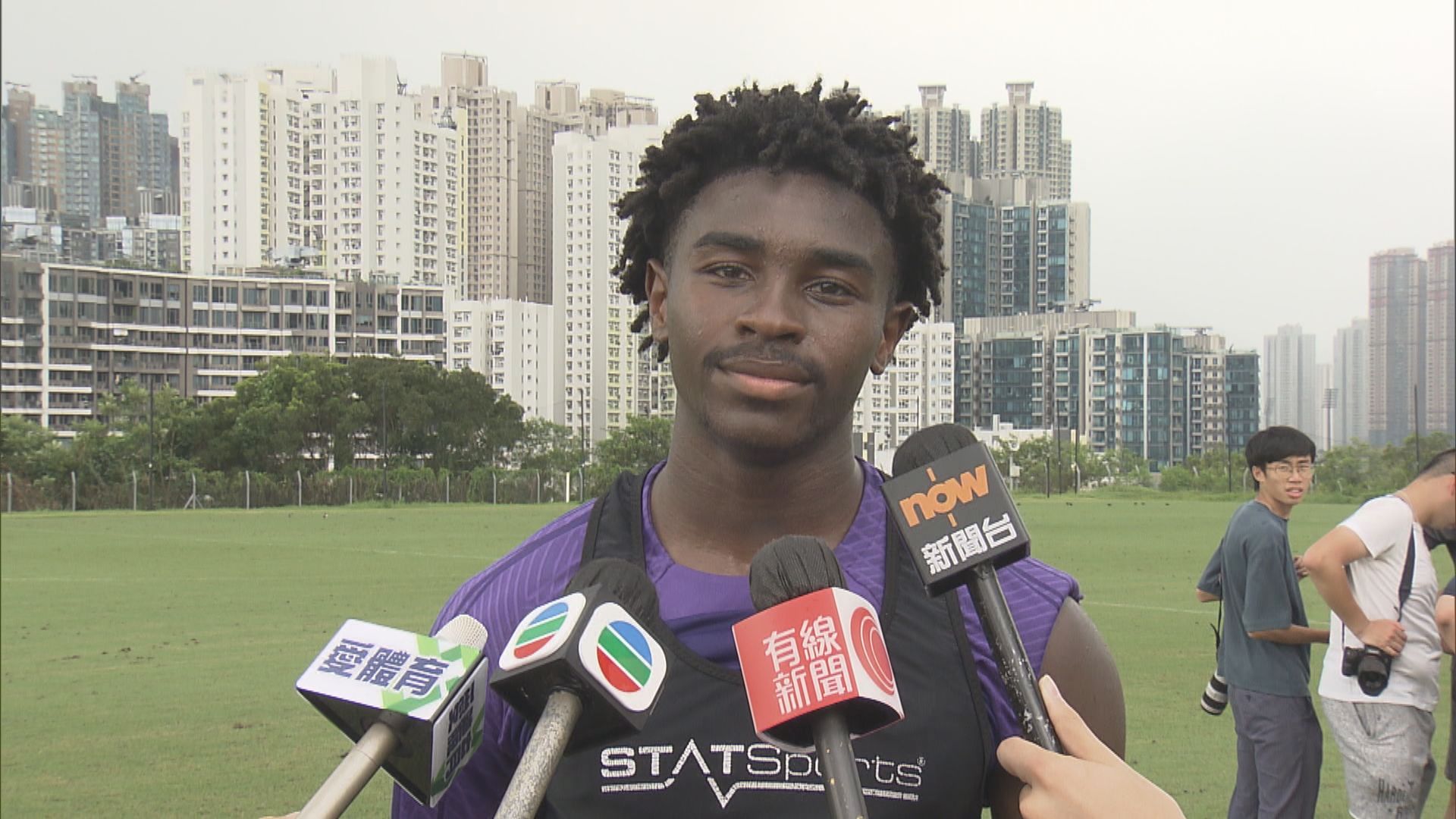 安達臣望米高趕及做好入籍手續亮相友賽