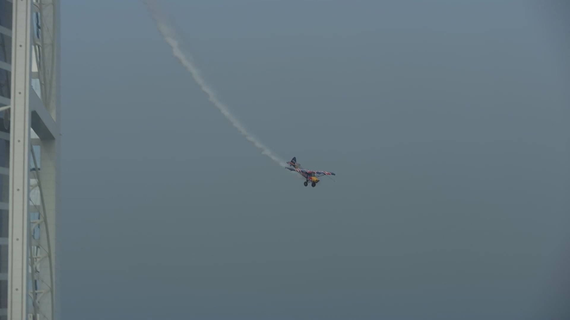 波蘭機師於迪拜帆船酒店表演高難度降落