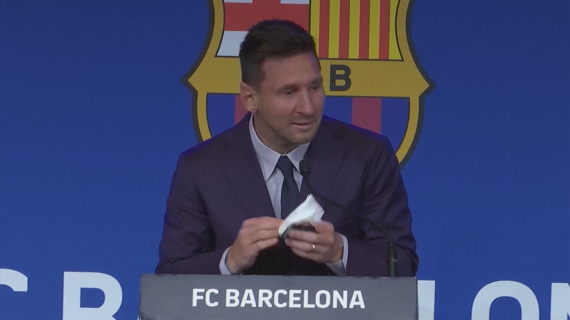 美斯出席巴塞羅那球隊歡送儀式期間一度落淚