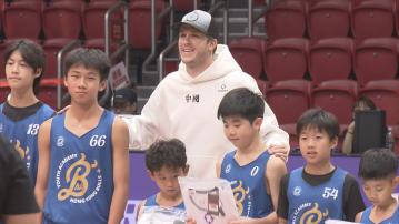 NBA球星利夫斯訪港　指下季結束後方與湖人商討續約