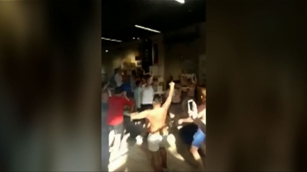 球迷闖宜家家居慶祝英格蘭擊敗瑞典