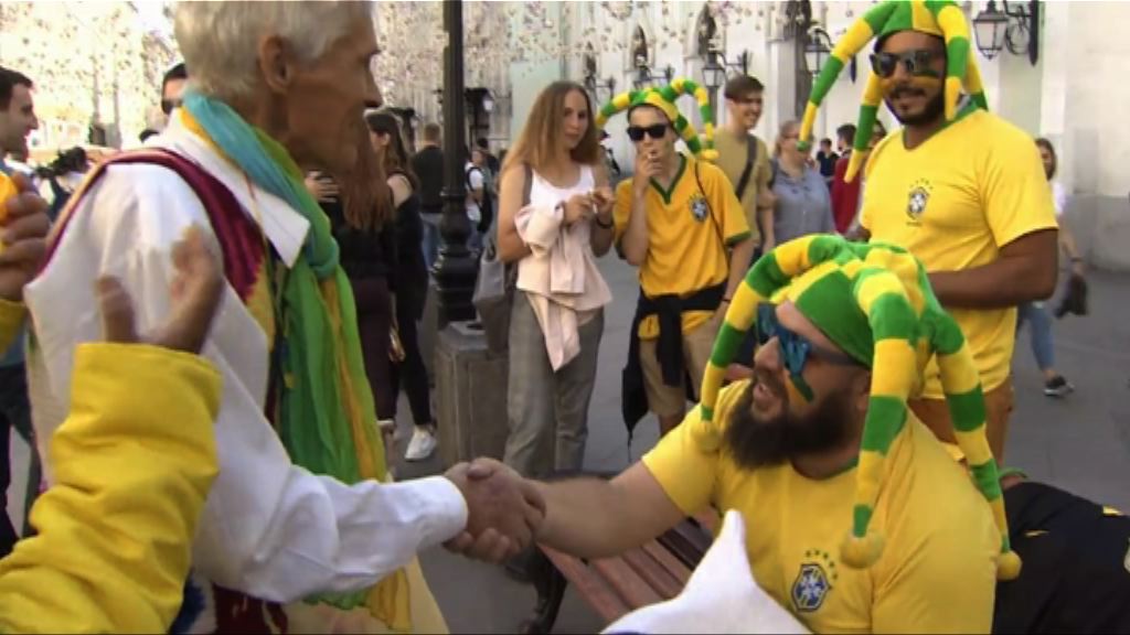 俄羅斯球迷派發自製針織紀念品