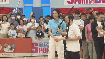 全民運動日　李家超與江旻憓試玩電子劍擊