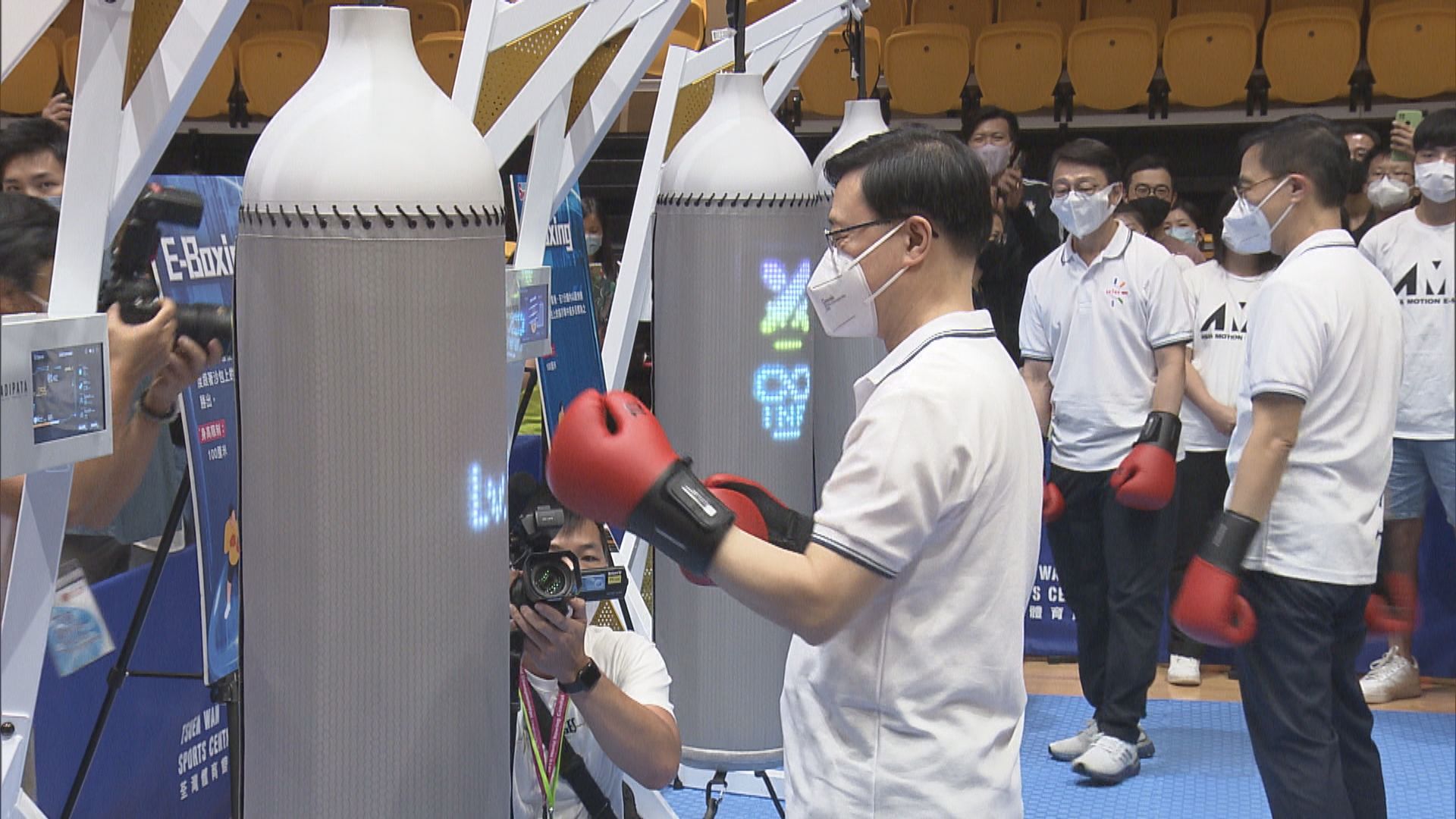 李家超視察全民運動日情況　試玩電子虛擬運動