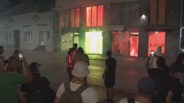 塞爾維亞反政府示威持續　示威者破壞執政黨辦公室等建築