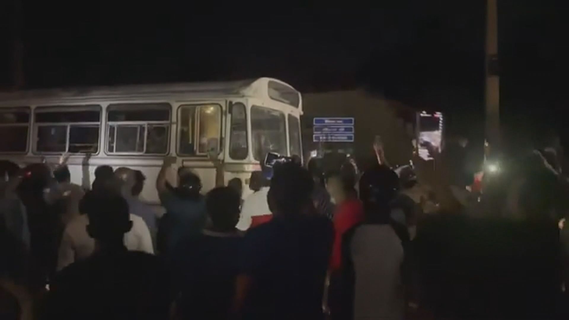 斯里蘭卡經濟危機觸發暴力示威　首都部分地區宵禁