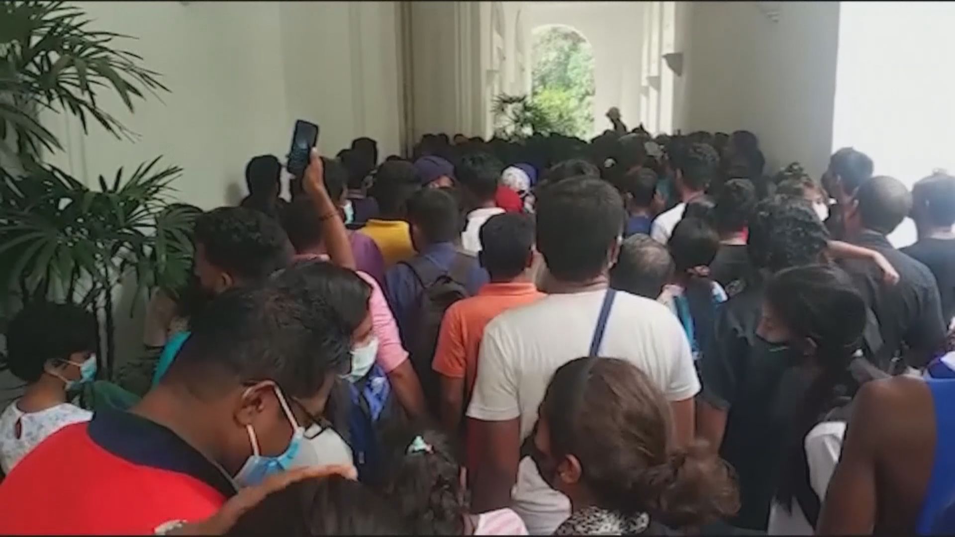 斯里蘭卡示威者揚言留守總統府　直至總統及總理下台