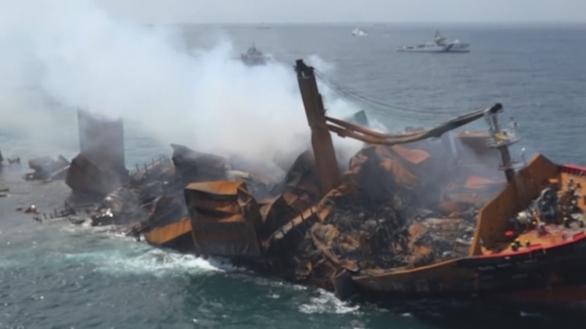 焚燒兩星期貨輪於斯里蘭卡對開海域沉沒　恐釀生態災難