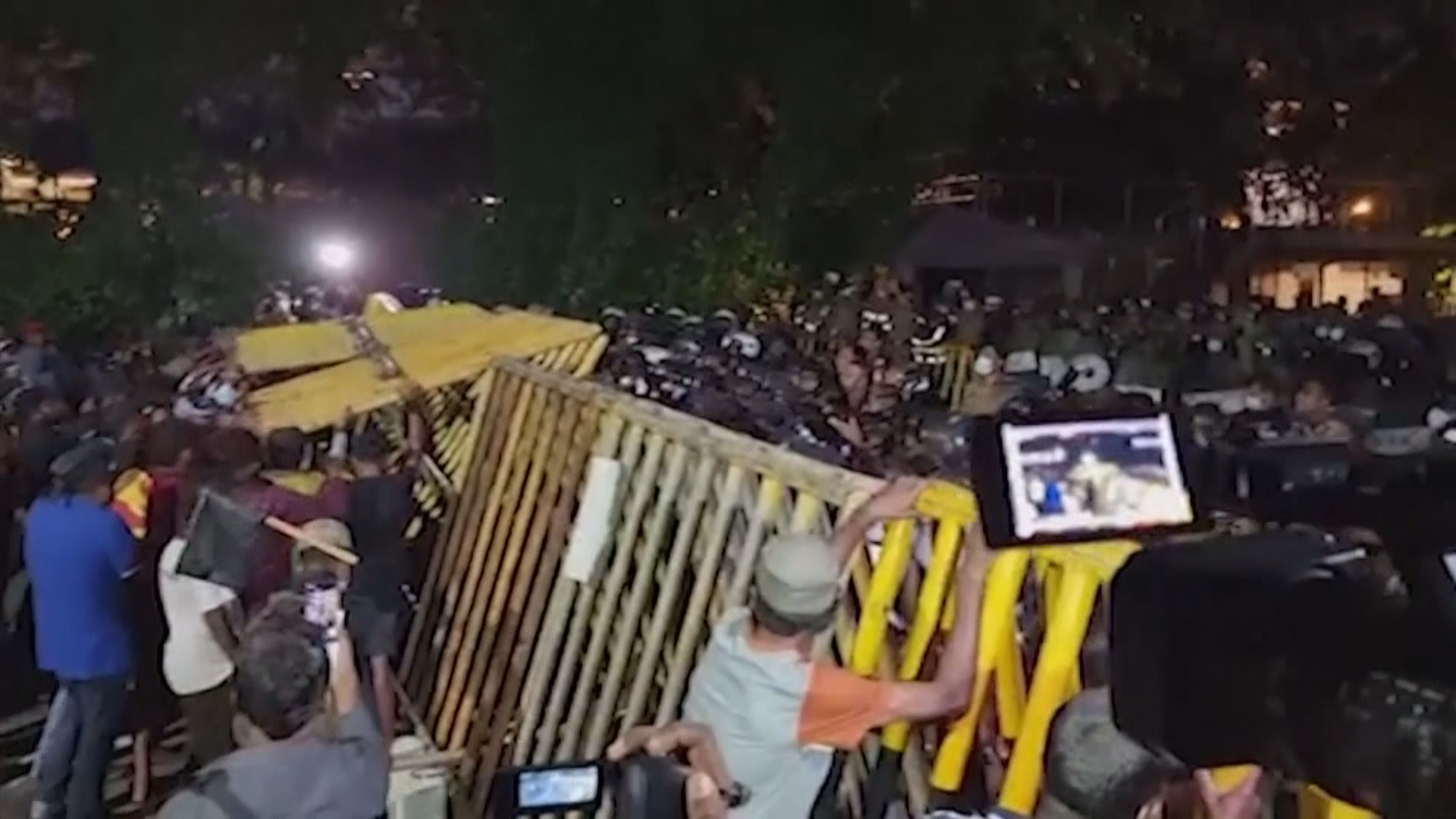 斯里蘭卡反政府示威持續　警方發射水炮驅趕