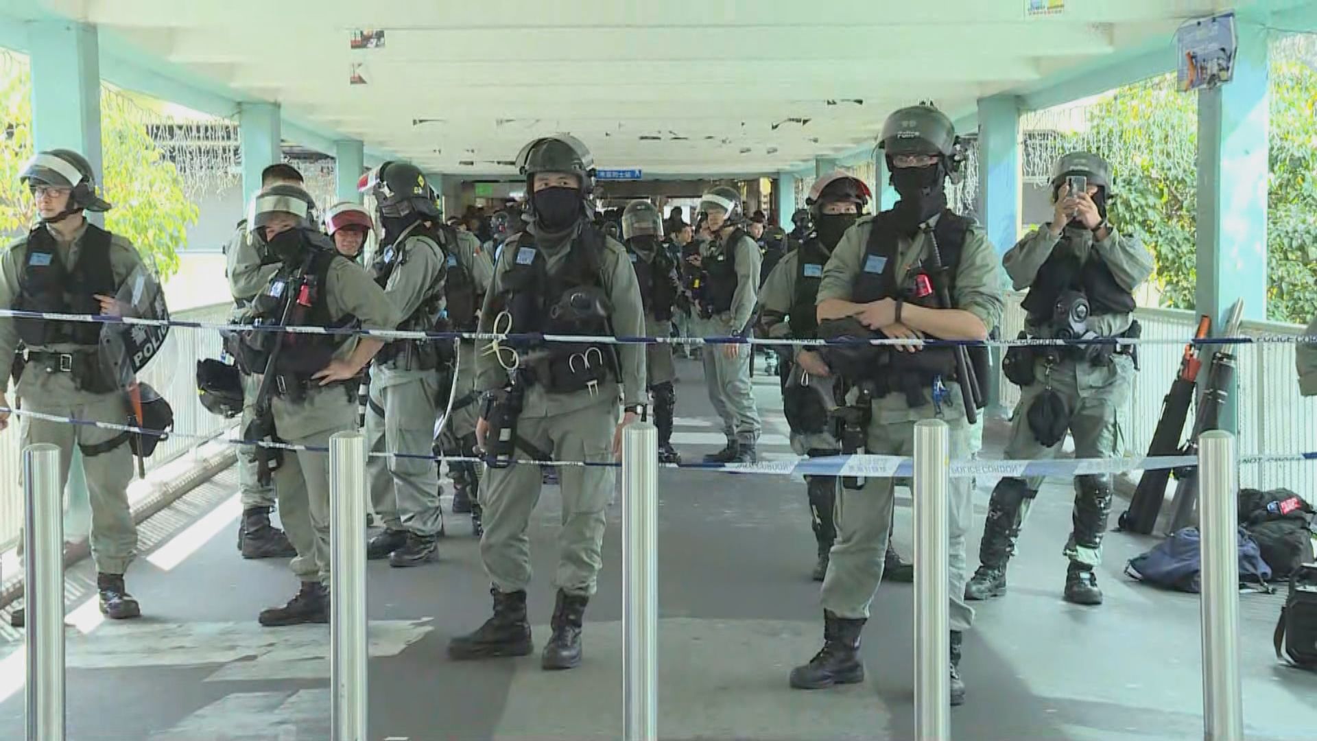 大批防暴警察上水遊行開始前已在附近戒備