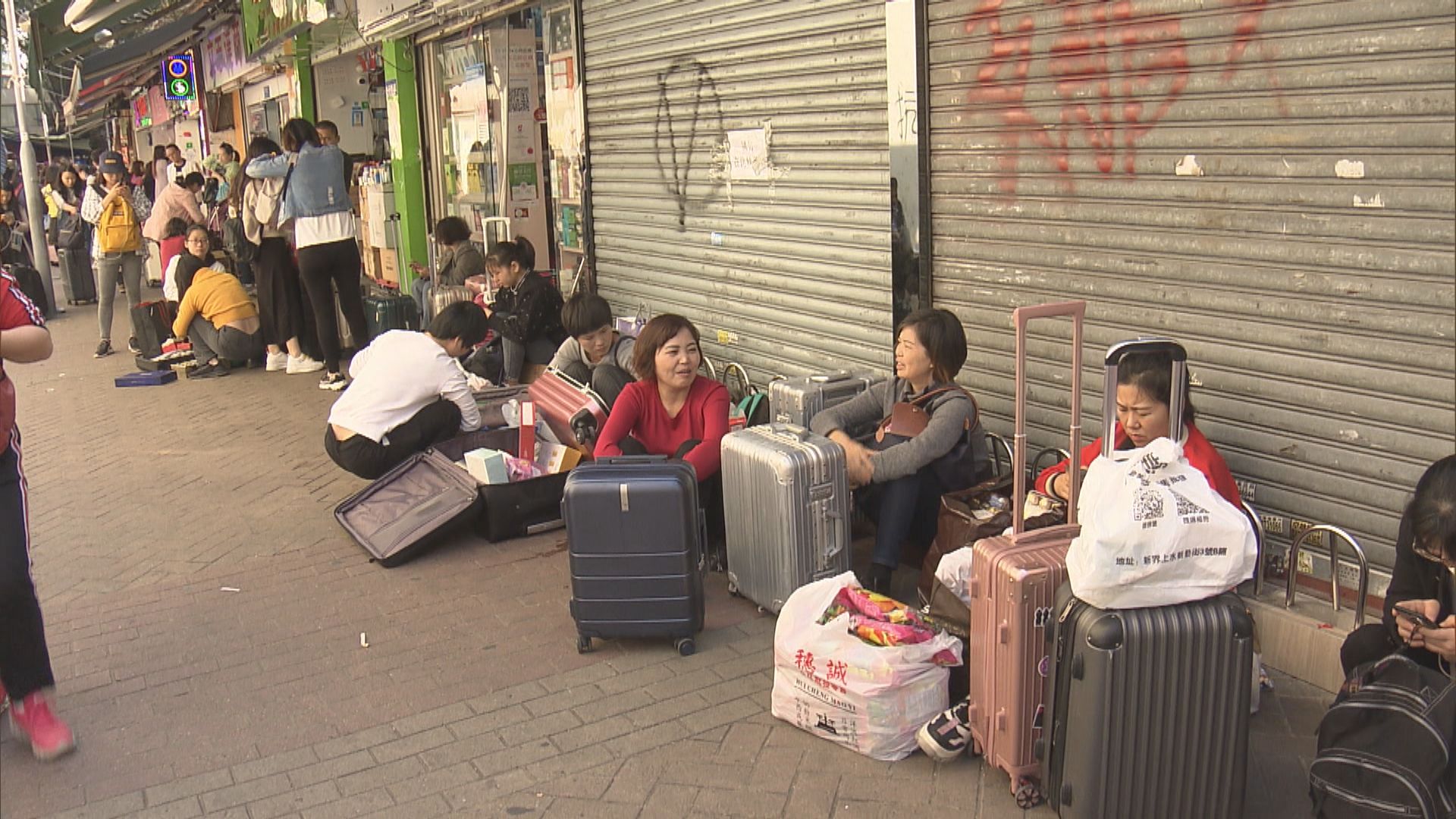 大批內地客趁農曆年前到上水購物