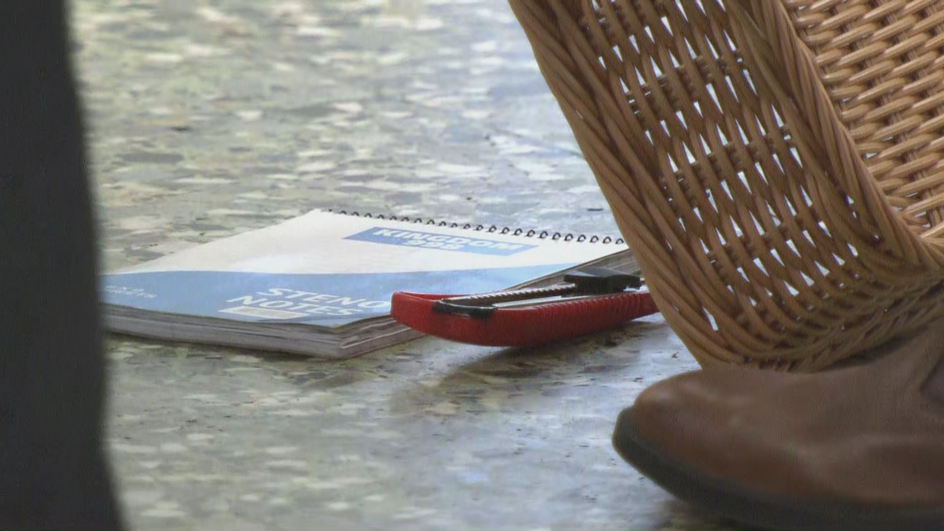 深水埗港鐵站女警開槍制服持鎅刀男子