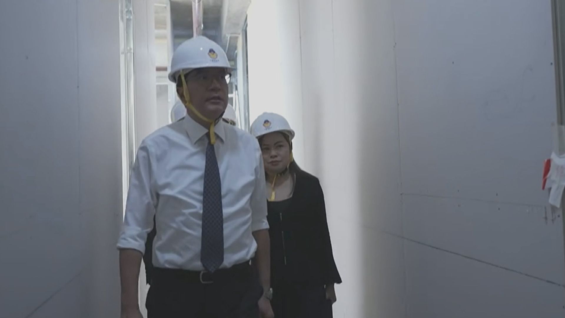 黃偉綸及孫玉菡等官員到訪即將啟用的社區客廳