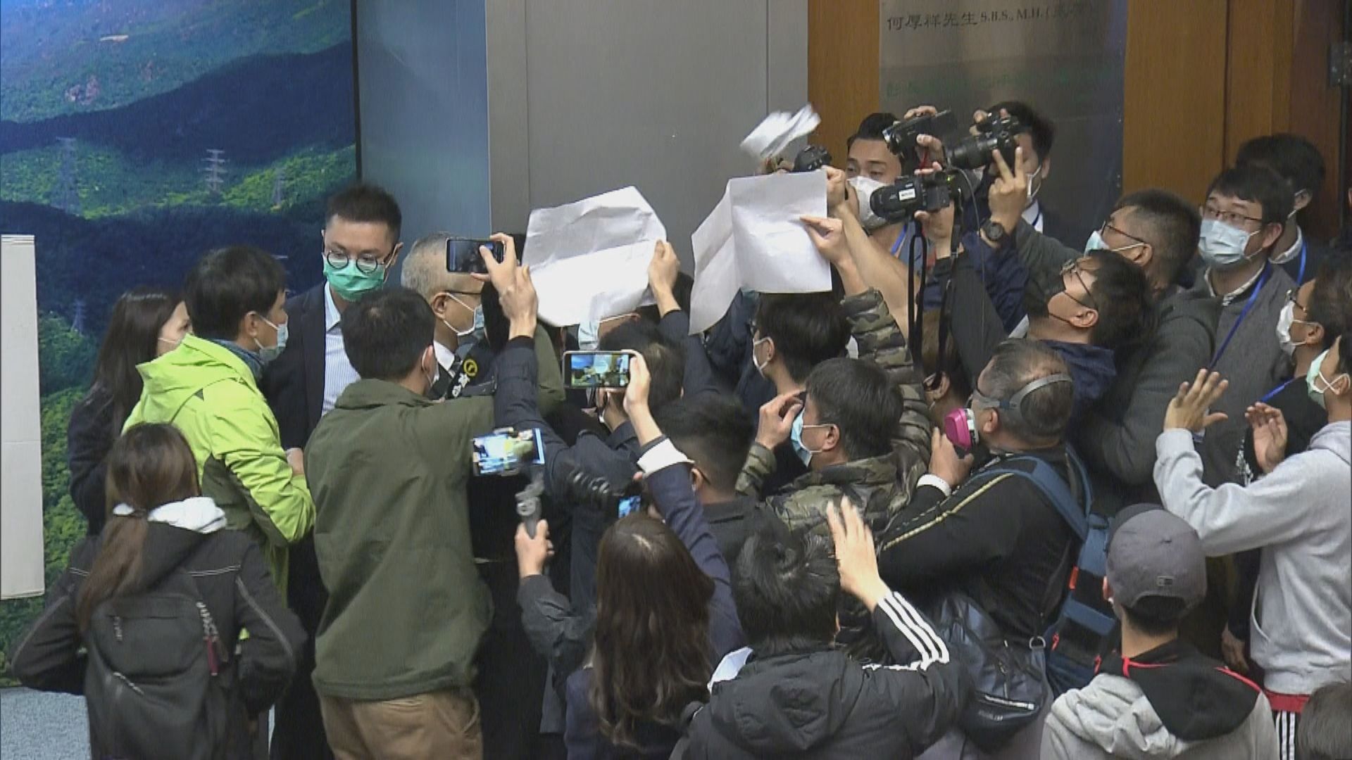 徐德義離場時遇抗議　擾攘近半小時防暴警護送離開