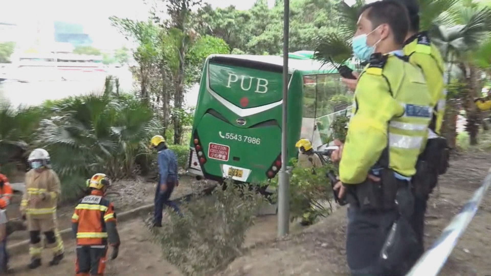 沙田校巴與私家車相撞　至少十人受傷