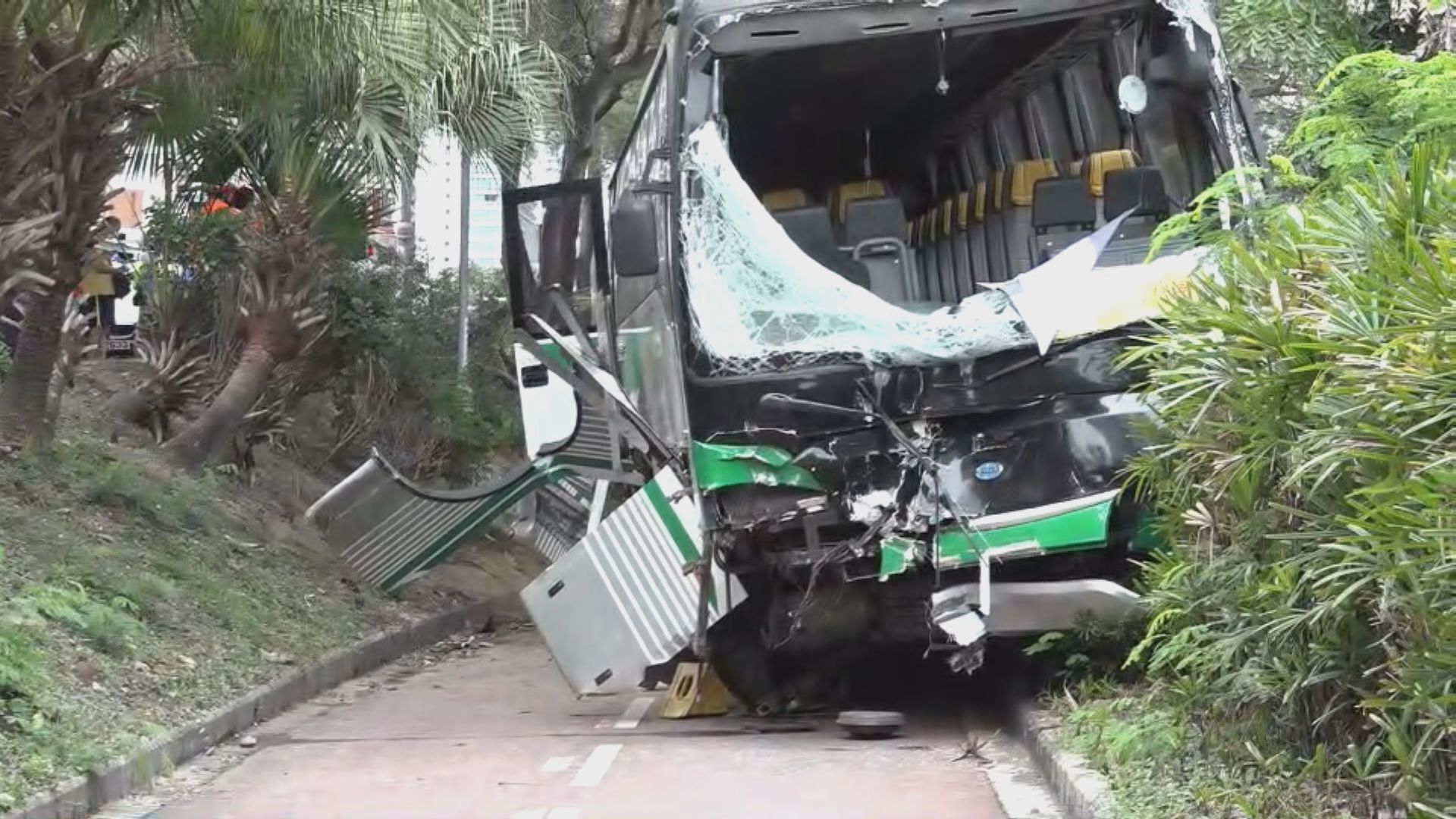 沙田校巴與私家車相撞　24人受傷包括22名學童